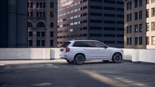VOLVO XC90 T8 Plug-in hybrid AWD automatico 7 posti Ultra Dark 3
