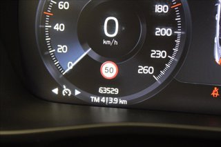 VOLVO XC40 T2 Momentum Core 8