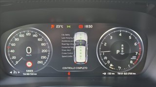 VOLVO XC40 T2 Momentum Core 10