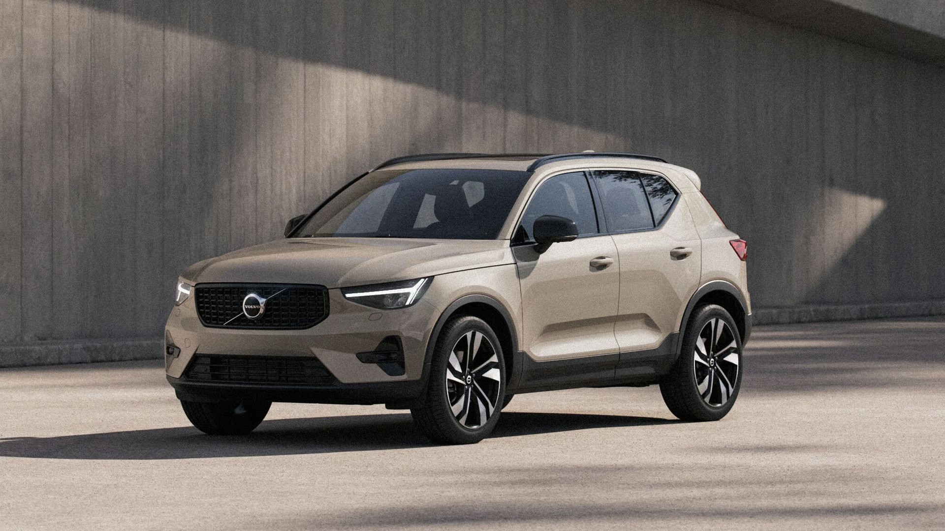 JPG Full XC40 MHEV 16X9 3 4 Front Overview VIS Hero Tablet