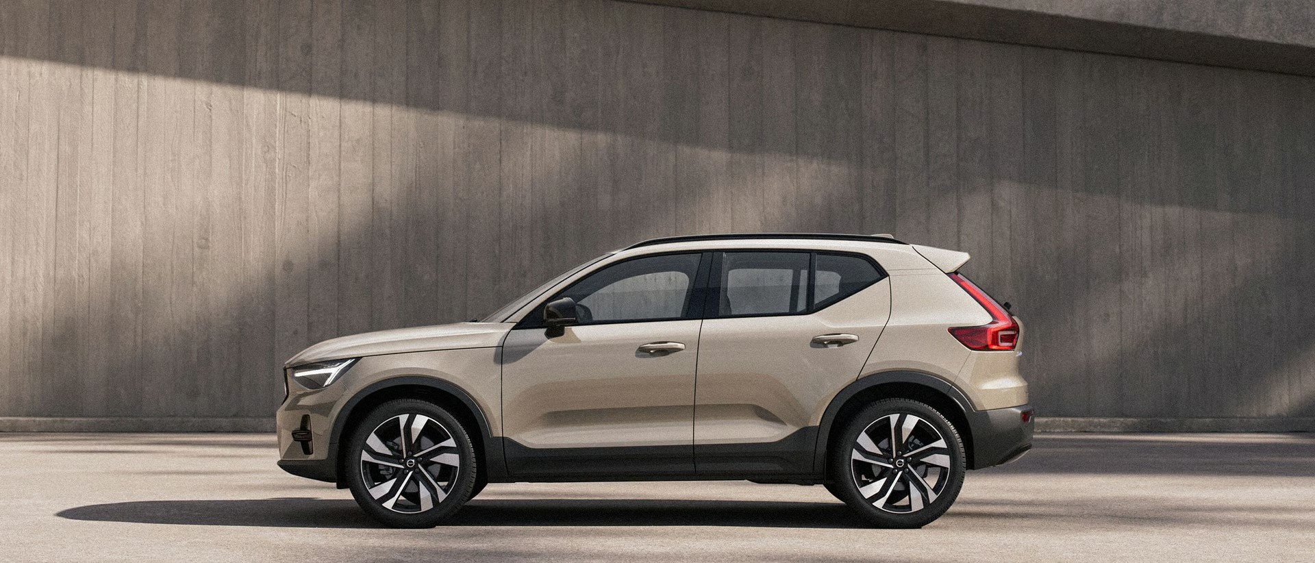 JPG Full XC40 MHEV 16X9 Left Profile VIS Hero Desktop