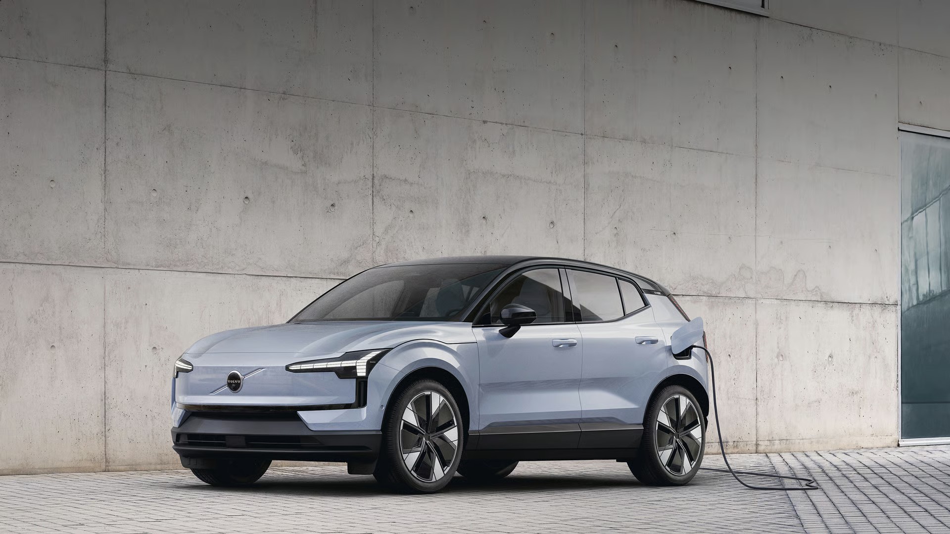 Full Version TIM00964 LEFTSIDE 3QFRONT CHARGING Hero Tablet (1)