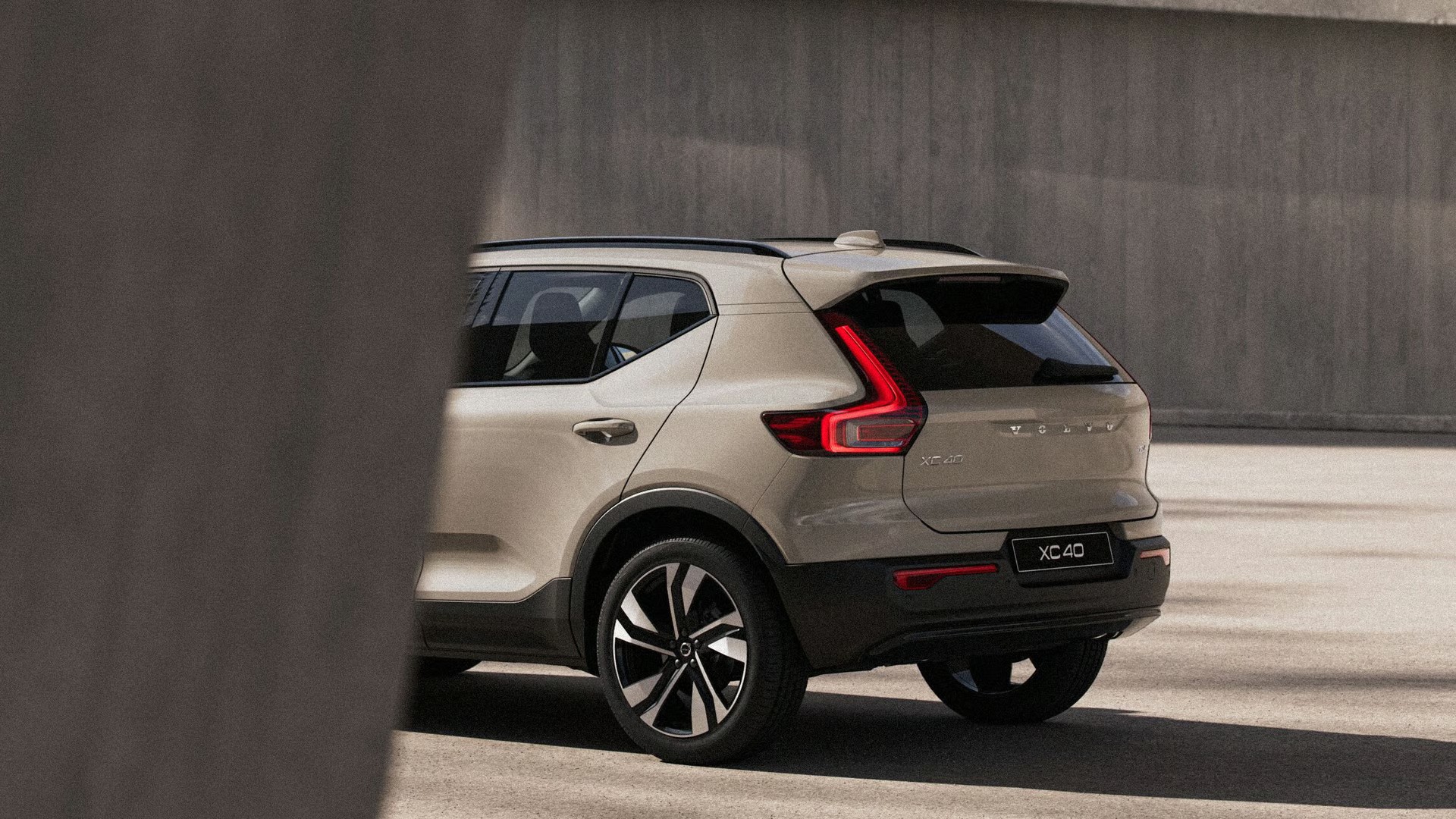 JPG Full XC40 MHEV 16X9 3 4 Rear View VIS 16X9